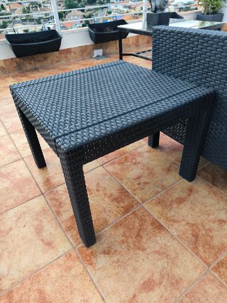 Sofá de jardín negro con cojines morado