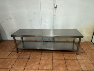 Mesa de acero inoxidable con estante
