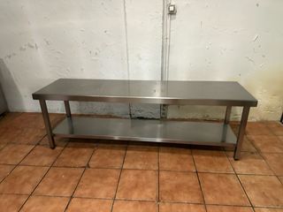 Mesa de acero inoxidable con estante