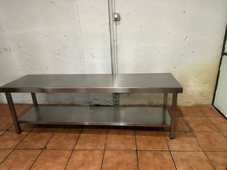 Mesa de acero inoxidable con estante