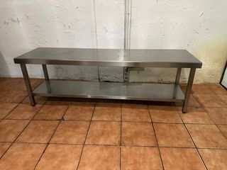 Mesa de acero inoxidable con estante