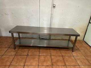 Mesa de acero inoxidable con estante