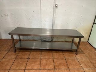 Mesa de acero inoxidable con estante