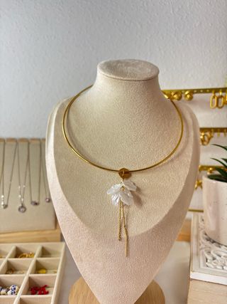 Collar dorado con colgante de flor blanca