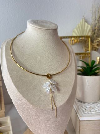 Collar dorado con colgante de flor blanca