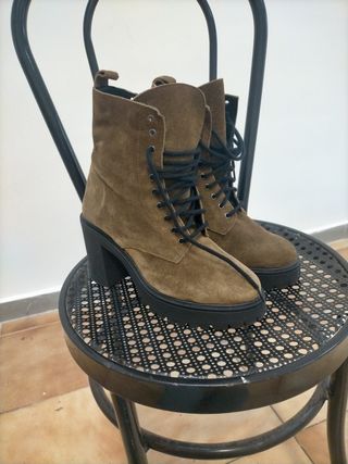 Botas de ante con cordones y tacón