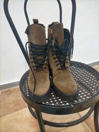 Botas de ante con cordones y tacón