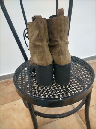 Botas de ante con cordones y tacón