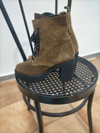 Botas de ante con cordones y tacón