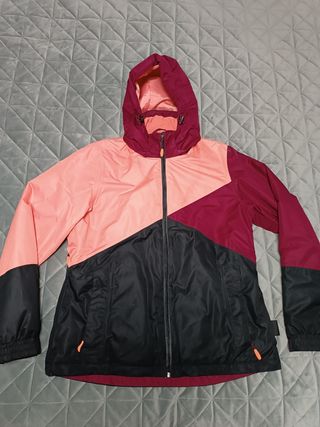 Chaqueta de nieve multicolor.