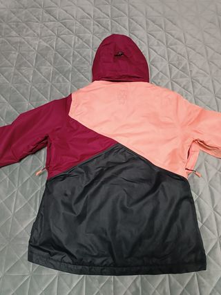 Chaqueta de nieve multicolor.