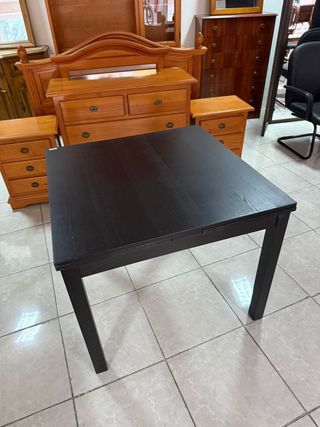 Mesa de comedor cuadrada de madera oscura