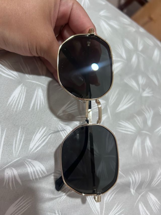 Gafas de sol Shein negras y doradas