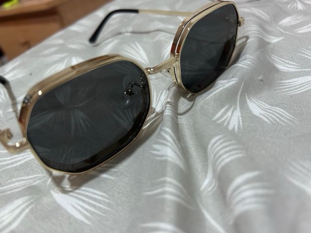 Gafas de sol Shein negras y doradas