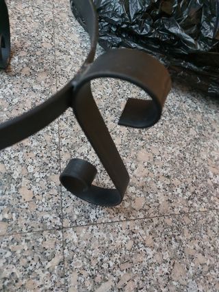 Macetero de metal negro