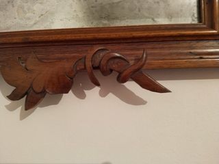 Espejo de madera con marco tallado