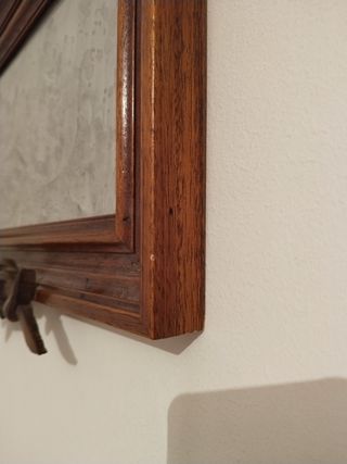 Espejo de madera con marco tallado