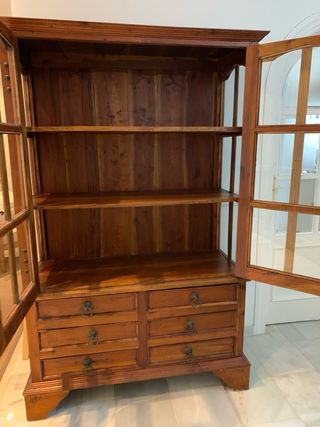 Vitrina de madera maciza con puertas de cristal
