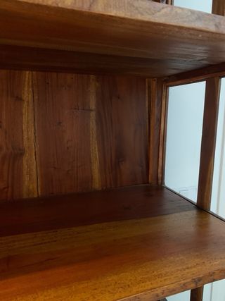 Vitrina de madera maciza con puertas de cristal