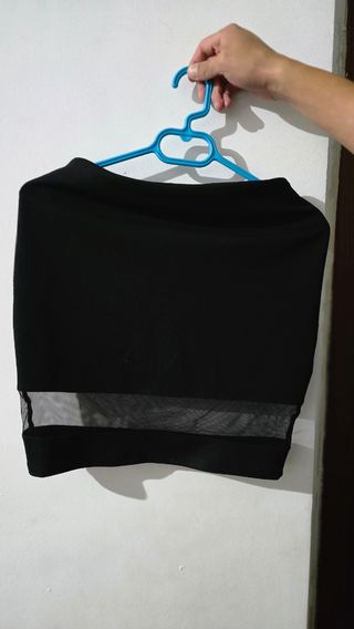 Falda negra con detalle de malla