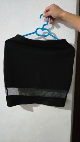 Falda negra con detalle de malla