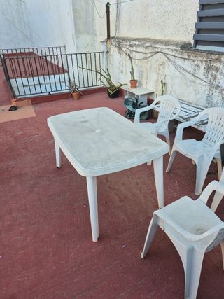 Mesa de exterior de plástico