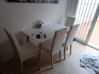 Mesa y 4 Sillas Comedor