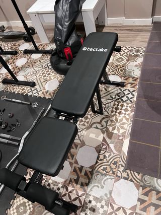 Varias máquinas de gimnasio, pesas, mancuernas