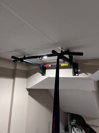 Varias máquinas de gimnasio, pesas, mancuernas