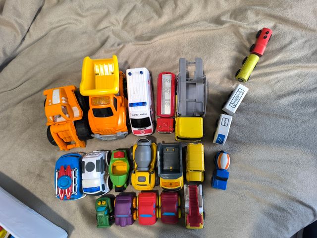 Lote de coches y camiones de juguete