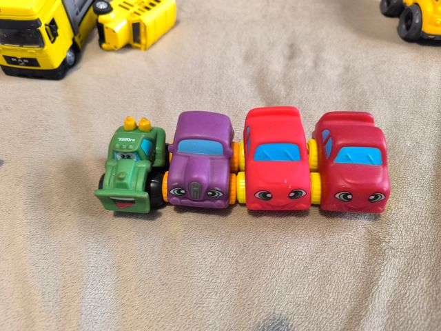 Lote de coches y camiones de juguete