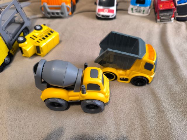 Lote de coches y camiones de juguete