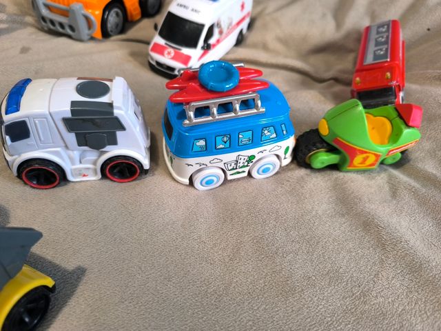 Lote de coches y camiones de juguete
