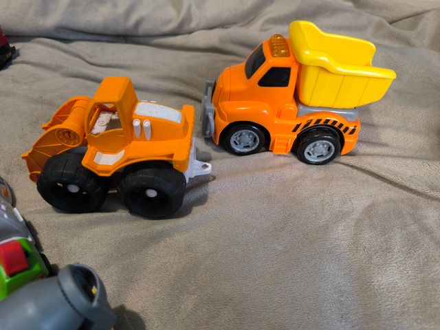 Lote de coches y camiones de juguete