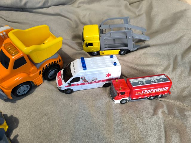 Lote de coches y camiones de juguete