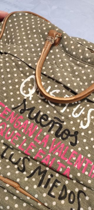 Bandolera verde con lunares blancos y mensaje
