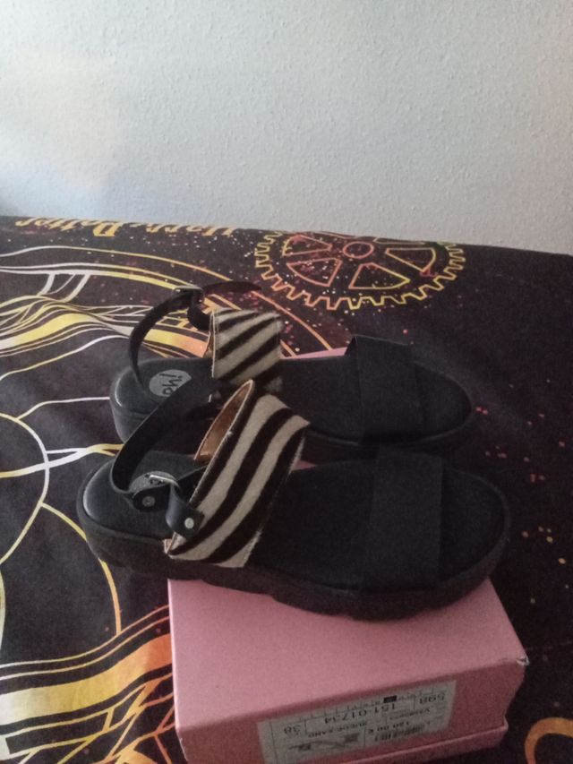 Sandalias negras con estampado animal print