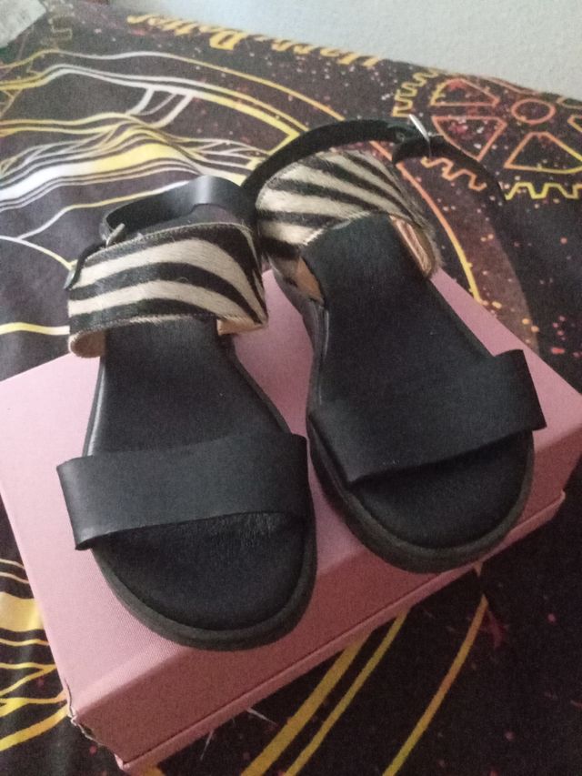 Sandalias negras con estampado animal print