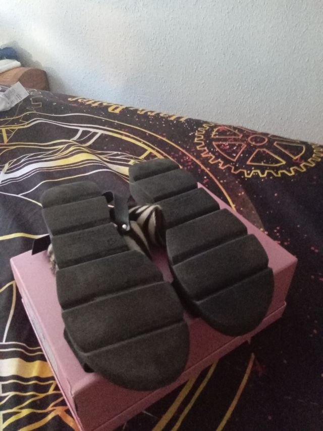 Sandalias negras con estampado animal print