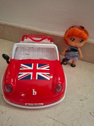 Coche Barriguitas rojo con muñeca