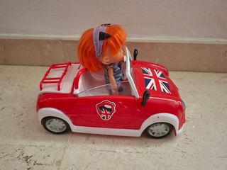 Coche Barriguitas rojo con muñeca