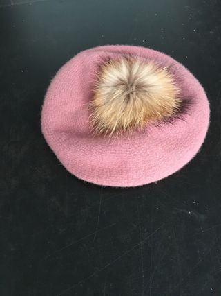 Boina rosa con pompón de pelo