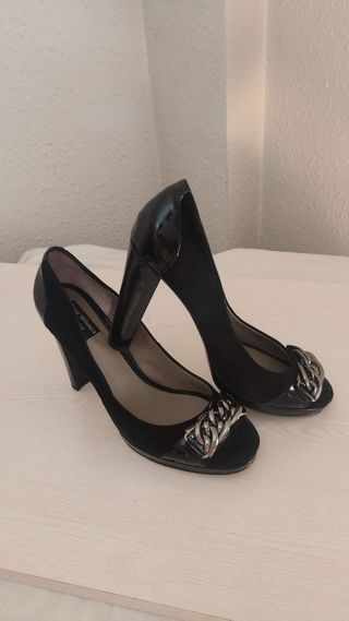 Zapatos salón negros con cadena