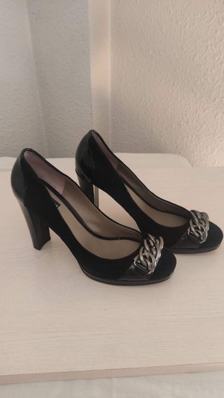 Zapatos salón negros con cadena