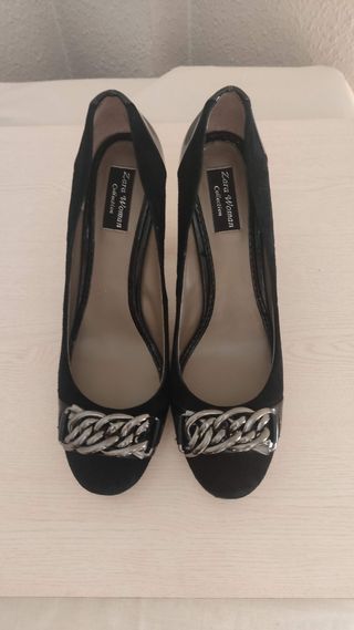 Zapatos salón negros con cadena