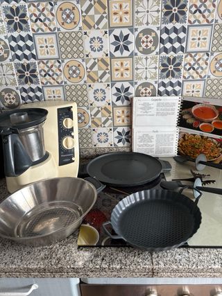 Thermomix TM21 con accesorios y libro recetas