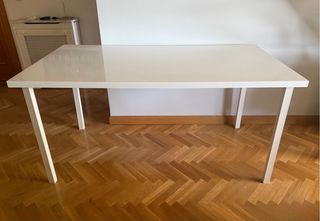 Mesa blanca moderna