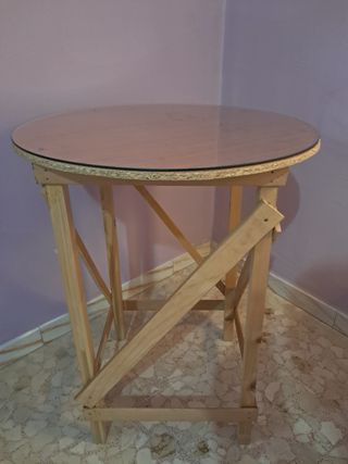 Mesa camilla y fundas para tres cojines.