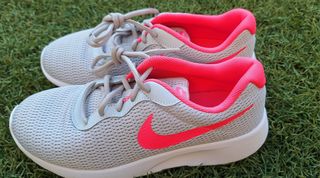 Zapatillas Nike grises y rosas