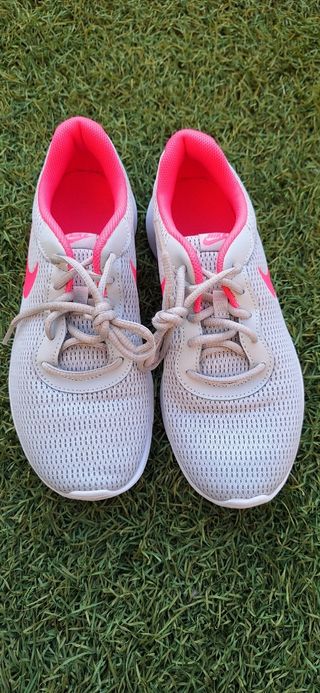 Zapatillas Nike grises y rosas